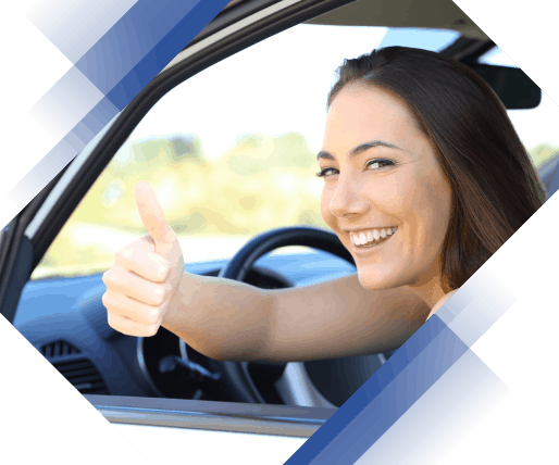 Mujer alegre manejando su auto Cheerful woman driving her car