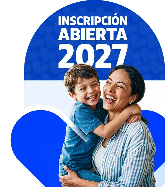 Madre e hijo sonriendo y abrazados bajo el texto Inscripción abierta 2027